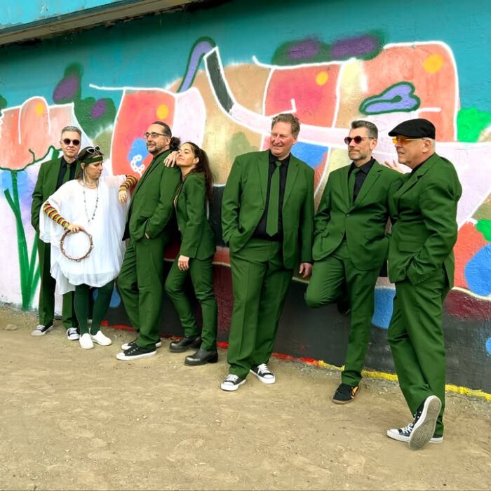 Am 17. Mai ist es soweit und unsere 13 Finalisten-Bands werden um den Siegerplatz wetteifern.
Hier ein kleiner Einblick in die Band Schöberl und die jungen Erbsen:
Musik soll Spaß machen und auf keinen Fall langweilig sein, sie soll aber auch ein bisserl zum Nachdenken bringen. Aus diesem Grund schreiben wir unsere Nummern mit einer ordentlichen Portion Pop-Rock und Wiener Blues, einem Tupferl Funk und einer Handvoll Latin und Swing – mollig warm wie eine Melange, manchmal schwarz und heiß wie ein Mocca. Unsere Songs kann man mitsingen, aber unsere Texte sind keine “Mallorca-Schenkelklopfer”. Wir stirln ein bissl im Herz und im Hirn – in Deutsch, in Englisch und im Dialekt.
Musik machen wir schon lang – unsere Wurzeln sind in Wien, Salzburg, Vorarlberg und im Burgenland.
Wir glauben, dass wir ein interessanter musikalischer Farbtupfer für’s Publikum sein können. Wir sind SCHÖBERL UND DIE JUNGEN ERBSEN.
📸 Paul Koubek