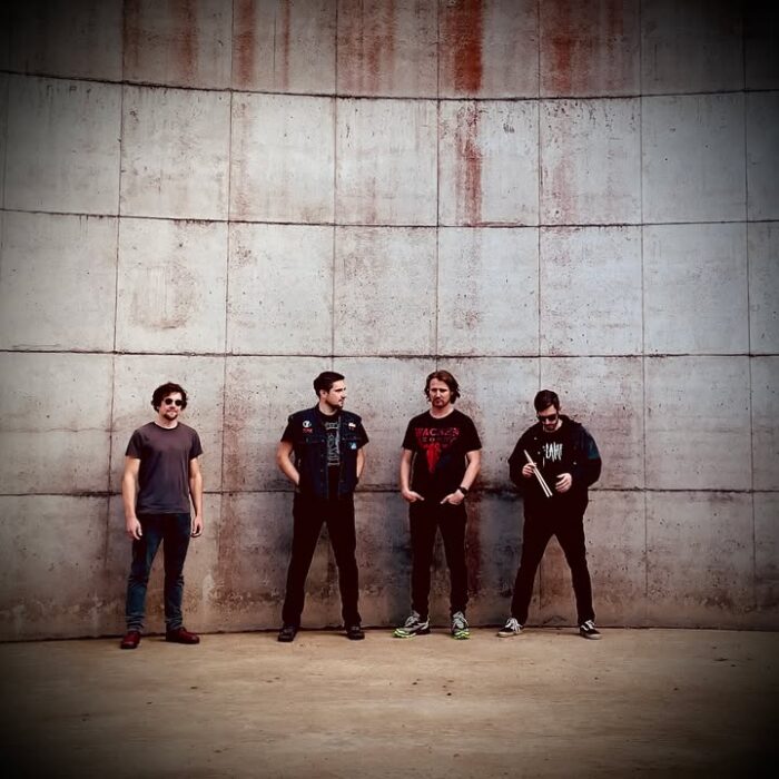 Am 17. Mai ist es soweit und unsere 13 Finalisten-Bands werden um den Siegerplatz wetteifern.
Hier ein kleiner Einblick in die Band Skyfyre:
Rock, der alles niederbrennt - Skyfyre entfesselt pure Rock Power: fette Riffs, packender Gesang und eine Bühnenenergie, die alles mitreißt. Diese Band lebt und liebt den Rock, das hört man bei jeder Note und spürt bei jeder ihrer legendären Live-Shows.
Mit ihren bisher veröffentlichten Singles hat Skyfyre ihren Sound in die Welt getragen - laut, unnachgiebig und voller Leidenschaft. Ob auf kleinen Clubbühnen oder großen Festivals: Diese Band reißt jede Hütte ab und lässt kein Herz unberührt.
Wer Skyfyre live erlebt, weiß, was echter Rock bedeutet: laut, kompromisslos und absolut unvergesslich.
📸 Skyfyre