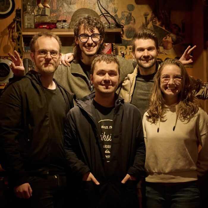 Am 17. Mai ist es soweit und unsere 13 Finalisten-Bands werden um den Siegerplatz wetteifern.
Hier ein kleiner Einblick in die Band Wirkungsgrad:
Wir sind Wirkungsgrad - Entstanden aus einer Jam-Phase Anfang 2024 hat für uns im Herbst ein wilder Ritt durch die Qualifyings der Planet Festival Tour begonnen.
Trotz unterschiedlicher Erfahrung im Musizieren und unterschiedlichem Blutalkoholspiegel haben wir bis zu unserem ersten Auftritt in der Szene Wien bereits viel unserer Gefühlswelt in Musik übersetzen können. Orgel Sounds und dicke Riffs - das haben wir gern. Jetzt gerade feilen wir an unserer ersten Studio-Single und suchen das Wiener Nachtleben heim, wo wir auch abseits des Gasometers in den kommenden Monaten spielen werden.
Zitat eines unbekannten Gitarristen über uns: „Bier rein - Musik raus“
📸 Gabriel Winkler