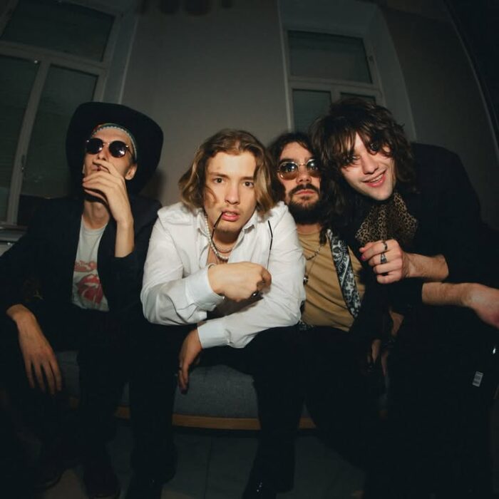 Und last but not least, unsere Special Guests des diesjährigen Finales: The Generation, die Sieger der letzten Planet Festival Tour Saison.
The Generation, die Glamrock-Band aus Wien, ist zurück und startet im Sommer 2025 ihre internationale „Heartbreak Summer ‘25“ Tour. Mit dabei: ihre erste EP „Heartbreak Season“, die den Sound der Band auf den Punkt bringt – eine Mischung aus Classic Rock, modernen Einflüssen und jeder Menge Gefühl.
Live überzeugen The Generation wie gewohnt mit starker Bühnenpräsenz, authentischen Outfits und einer Rock’n’Roll-Show, die mitreißt. Unterstützt von ihren talentierten Backing-Musikern sorgen sie für einen kraftvollen Sound und abwechslungsreiche Shows, die jedes Konzert zu einem besonderen Erlebnis machen.
Ob Club oder ein paar der größten Festival Bühnen des Landes – diese Band bringt den Sommer zum Beben.
📸 Claudia Brazda